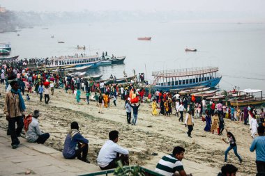 Varanasi Hindistan 11 Kasım 2018 bilinmeyenli Kızılderililer insanlar attenting ve kutluyor Dev Deepavali görünümünü öğleden sonra Ganj Nehri kıyısında