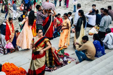 Varanasi Hindistan 14 Kasım 2018 Kızılderililer insanlar katılıyor ve Dev Deepavali Ganj Nehri kıyısında öğleden sonra kutluyor bilinmeyenli görünümünü