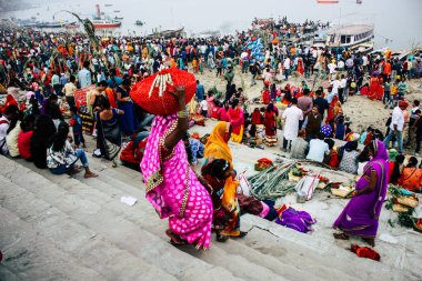 Varanasi Hindistan 14 Kasım 2018 Kızılderililer insanlar katılıyor ve Dev Deepavali Ganj Nehri kıyısında öğleden sonra kutluyor bilinmeyenli görünümünü