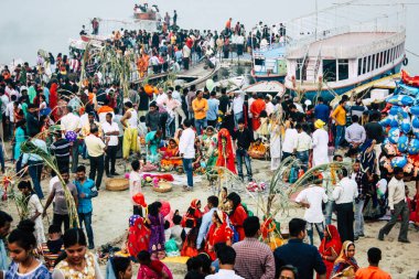 Varanasi Hindistan 14 Kasım 2018 Kızılderililer insanlar katılıyor ve Dev Deepavali Ganj Nehri kıyısında öğleden sonra kutluyor bilinmeyenli görünümünü