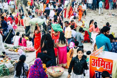 Varanasi Hindistan 14 Kasım 2018 Kızılderililer insanlar katılıyor ve Dev Deepavali Ganj Nehri kıyısında öğleden sonra kutluyor bilinmeyenli görünümünü