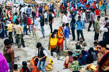 Varanasi Hindistan 14 Kasım 2018 Kızılderililer insanlar katılıyor ve Dev Deepavali Ganj Nehri kıyısında öğleden sonra kutluyor bilinmeyenli görünümünü