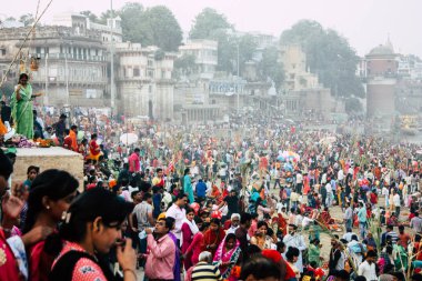 Varanasi Hindistan 14 Kasım 2018 Kızılderililer insanlar katılıyor ve Dev Deepavali Ganj Nehri kıyısında öğleden sonra kutluyor bilinmeyenli görünümünü
