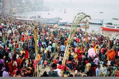 Varanasi Hindistan 14 Kasım 2018 Kızılderililer insanlar katılıyor ve Dev Deepavali Ganj Nehri kıyısında öğleden sonra kutluyor bilinmeyenli görünümünü