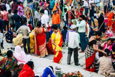 Varanasi Hindistan 14 Kasım 2018 Kızılderililer insanlar katılıyor ve Dev Deepavali Ganj Nehri kıyısında öğleden sonra kutluyor bilinmeyenli görünümünü