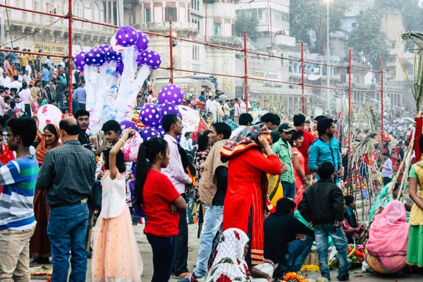 Varanasi Índia Novembro 2018 Vista Índios Incógnitos Pessoas Que Estão — Fotografia de Stock