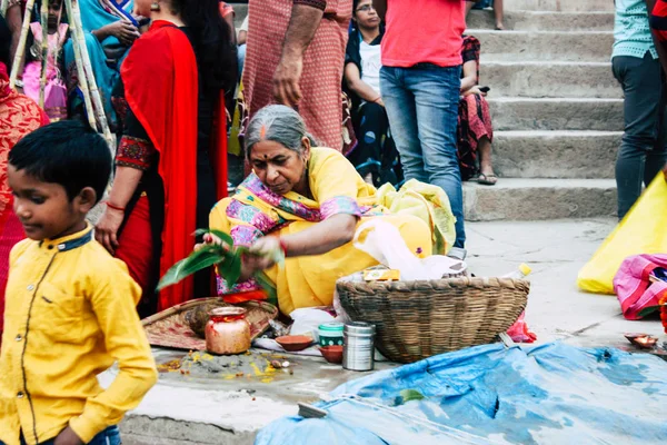 Varanasi India Noviembre 2018 Vista Las Incógnitas Indios Atentos Celebrando — Foto de Stock