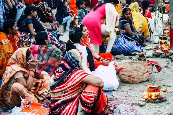 Varanasi Índia Novembro 2018 Vista Índios Incógnitos Pessoas Que Estão — Fotografia de Stock