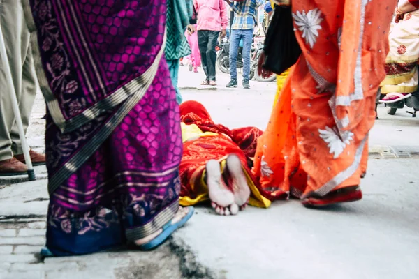 Varanasi Índia Novembro 2018 Vista Índios Incógnitos Pessoas Que Estão — Fotografia de Stock