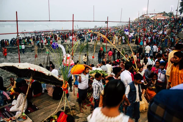 Varanasi India Novembre 2018 Veduta Indiani Sconosciuti Che Prestano Attenzione — Foto Stock