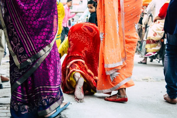 Varanasi Índia Novembro 2018 Vista Índios Incógnitos Pessoas Que Estão — Fotografia de Stock