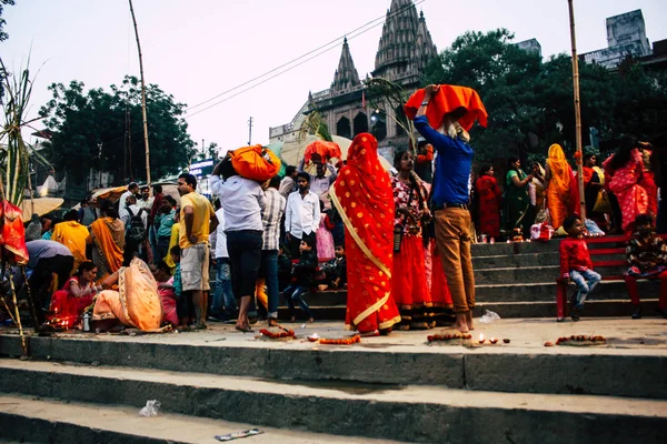 Varanasi India Noviembre 2018 Vista Las Incógnitas Indios Atentos Celebrando —  Fotos de Stock