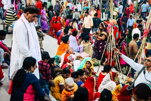 Βαρανάσι Ινδία Νοεμβρίου 2018 Προβολή Των Αγνώστων Ινδοί Άνθρωποι Παρακολουθούν — Φωτογραφία Αρχείου
