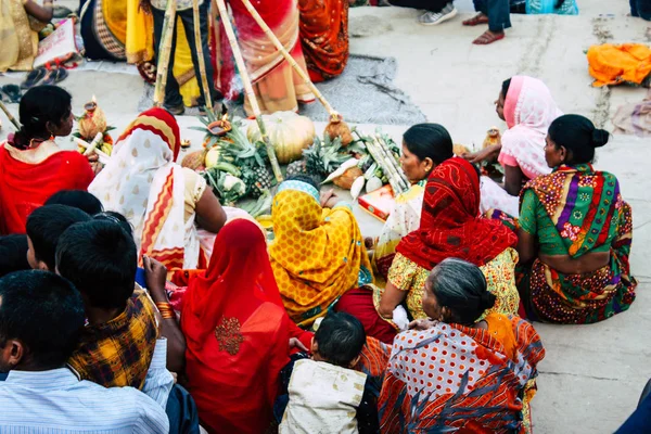 Βαρανάσι Ινδία Νοεμβρίου 2018 Προβολή Των Αγνώστων Ινδοί Άνθρωποι Παρακολουθούν — Φωτογραφία Αρχείου