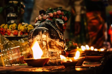 Varanasi Hindistan 7 Kasım 2018 görünümü Varanasi sokaklarda gece Diwali festivali için geleneksel mum