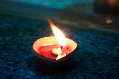 Varanasi Hindistan 7 Kasım 2018 görünümü Varanasi sokaklarda gece Diwali festivali için geleneksel mum