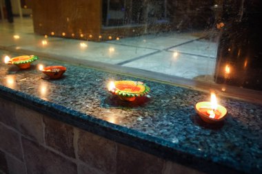 Varanasi Hindistan 7 Kasım 2018 görünümü Varanasi sokaklarda gece Diwali festivali için geleneksel mum