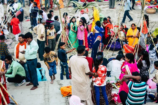 バラナシ インド 2018 日インド人に出席し 午後にはガンジス川のほとりに Dev ディーパバリを祝っての未知数のビュー — ストック写真