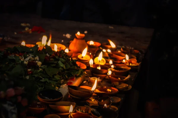 バラナシ インド 2018 日夜でバラナシの街でディワリ祭の伝統的なろうそくのビュー — ストック写真