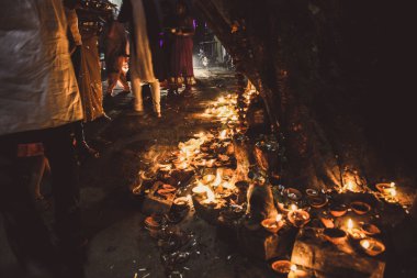 Varanasi Hindistan 14 Kasım 2018 Kızılderililer insanlar katılıyor ve Dev Deepavali Ganj Nehri kıyısında öğleden sonra kutluyor bilinmeyenli görünümünü