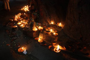 Varanasi Hindistan 14 Kasım 2018 Kızılderililer insanlar katılıyor ve Dev Deepavali Ganj Nehri kıyısında öğleden sonra kutluyor bilinmeyenli görünümünü
