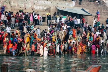 Varanasi Hindistan 14 Kasım 2018 Kızılderililer insanlar katılıyor ve gecenin gündoğumu sırasında Dev Deepavali Ganj Nehri kıyısında kutluyor bilinmeyenli görünümünü