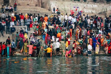 Varanasi Hindistan 14 Kasım 2018 Kızılderililer insanlar katılıyor ve gecenin gündoğumu sırasında Dev Deepavali Ganj Nehri kıyısında kutluyor bilinmeyenli görünümünü