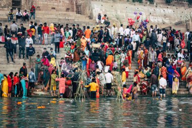 Varanasi Hindistan 14 Kasım 2018 Kızılderililer insanlar katılıyor ve gecenin gündoğumu sırasında Dev Deepavali Ganj Nehri kıyısında kutluyor bilinmeyenli görünümünü