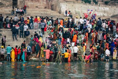 Varanasi Hindistan 14 Kasım 2018 Kızılderililer insanlar katılıyor ve gecenin gündoğumu sırasında Dev Deepavali Ganj Nehri kıyısında kutluyor bilinmeyenli görünümünü