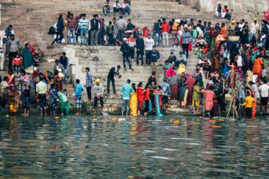 Varanasi Hindistan 14 Kasım 2018 Kızılderililer insanlar katılıyor ve gecenin gündoğumu sırasında Dev Deepavali Ganj Nehri kıyısında kutluyor bilinmeyenli görünümünü