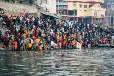 Varanasi Hindistan 14 Kasım 2018 Kızılderililer insanlar katılıyor ve gecenin gündoğumu sırasında Dev Deepavali Ganj Nehri kıyısında kutluyor bilinmeyenli görünümünü