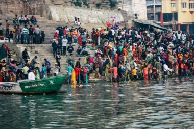 Varanasi Hindistan 14 Kasım 2018 Kızılderililer insanlar katılıyor ve gecenin gündoğumu sırasında Dev Deepavali Ganj Nehri kıyısında kutluyor bilinmeyenli görünümünü