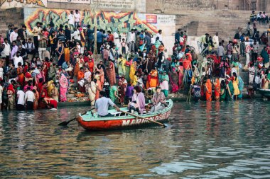 Varanasi Hindistan 14 Kasım 2018 Kızılderililer insanlar katılıyor ve gecenin gündoğumu sırasında Dev Deepavali Ganj Nehri kıyısında kutluyor bilinmeyenli görünümünü