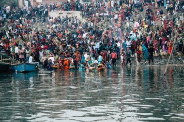 Varanasi Hindistan 14 Kasım 2018 Kızılderililer insanlar katılıyor ve gecenin gündoğumu sırasında Dev Deepavali Ganj Nehri kıyısında kutluyor bilinmeyenli görünümünü