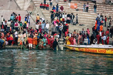 Varanasi Hindistan 14 Kasım 2018 Kızılderililer insanlar katılıyor ve gecenin gündoğumu sırasında Dev Deepavali Ganj Nehri kıyısında kutluyor bilinmeyenli görünümünü