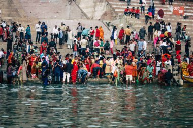 Varanasi Hindistan 14 Kasım 2018 Kızılderililer insanlar katılıyor ve gecenin gündoğumu sırasında Dev Deepavali Ganj Nehri kıyısında kutluyor bilinmeyenli görünümünü