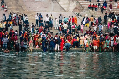 Varanasi Hindistan 14 Kasım 2018 Kızılderililer insanlar katılıyor ve gecenin gündoğumu sırasında Dev Deepavali Ganj Nehri kıyısında kutluyor bilinmeyenli görünümünü