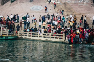 Varanasi Hindistan 14 Kasım 2018 Kızılderililer insanlar katılıyor ve gecenin gündoğumu sırasında Dev Deepavali Ganj Nehri kıyısında kutluyor bilinmeyenli görünümünü