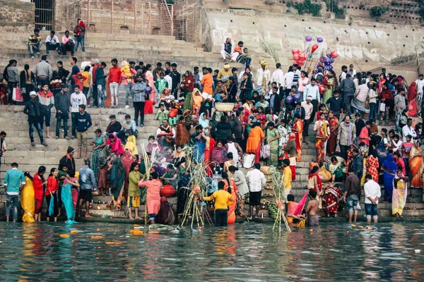 Varanasi Hindistan 14 Kasım 2018 Kızılderililer insanlar katılıyor ve gecenin gündoğumu sırasında Dev Deepavali Ganj Nehri kıyısında kutluyor bilinmeyenli görünümünü