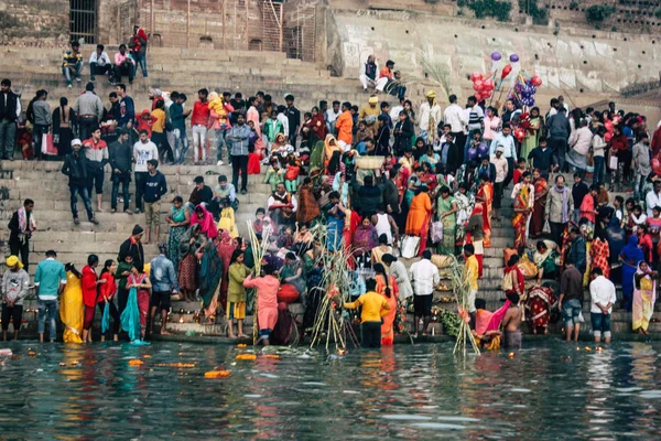 Varanasi India Noviembre 2018 Vista Los Indios Desconocidos Que Asisten —  Fotos de Stock
