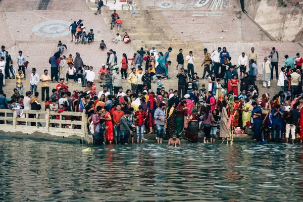 Varanasi Hindistan 14 Kasım 2018 Kızılderililer insanlar katılıyor ve gecenin gündoğumu sırasında Dev Deepavali Ganj Nehri kıyısında kutluyor bilinmeyenli görünümünü