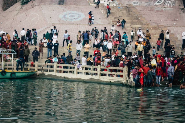 Varanasi Hindistan 14 Kasım 2018 Kızılderililer insanlar katılıyor ve gecenin gündoğumu sırasında Dev Deepavali Ganj Nehri kıyısında kutluyor bilinmeyenli görünümünü