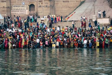 Varanasi Hindistan 14 Kasım 2018 Kızılderililer insanlar katılıyor ve gecenin gündoğumu sırasında Dev Deepavali Ganj Nehri kıyısında kutluyor bilinmeyenli görünümünü
