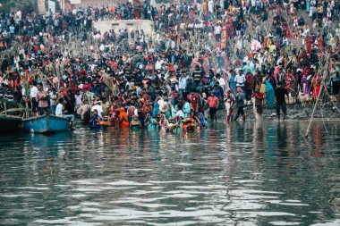 Varanasi Hindistan 14 Kasım 2018 Kızılderililer insanlar katılıyor ve gecenin gündoğumu sırasında Dev Deepavali Ganj Nehri kıyısında kutluyor bilinmeyenli görünümünü