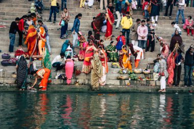 Varanasi Hindistan 14 Kasım 2018 Kızılderililer insanlar katılıyor ve gecenin gündoğumu sırasında Dev Deepavali Ganj Nehri kıyısında kutluyor bilinmeyenli görünümünü