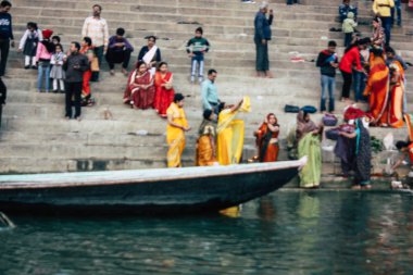 Varanasi Hindistan 14 Kasım 2018 Kızılderililer insanlar katılıyor ve gecenin gündoğumu sırasında Dev Deepavali Ganj Nehri kıyısında kutluyor bilinmeyenli görünümünü