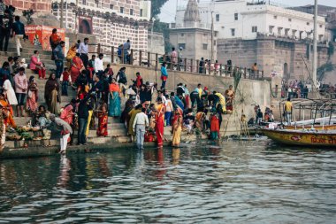 Varanasi Hindistan 14 Kasım 2018 Kızılderililer insanlar katılıyor ve gecenin gündoğumu sırasında Dev Deepavali Ganj Nehri kıyısında kutluyor bilinmeyenli görünümünü