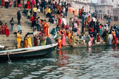Varanasi Hindistan 14 Kasım 2018 Kızılderililer insanlar katılıyor ve gecenin gündoğumu sırasında Dev Deepavali Ganj Nehri kıyısında kutluyor bilinmeyenli görünümünü