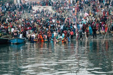 Varanasi Hindistan 14 Kasım 2018 Kızılderililer insanlar katılıyor ve gecenin gündoğumu sırasında Dev Deepavali Ganj Nehri kıyısında kutluyor bilinmeyenli görünümünü