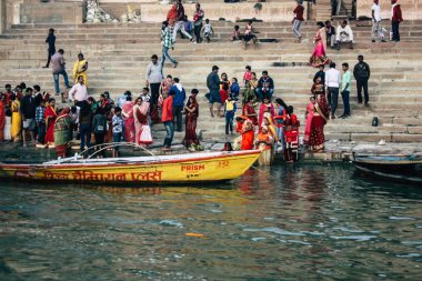 Varanasi Hindistan 14 Kasım 2018 Kızılderililer insanlar katılıyor ve gecenin gündoğumu sırasında Dev Deepavali Ganj Nehri kıyısında kutluyor bilinmeyenli görünümünü
